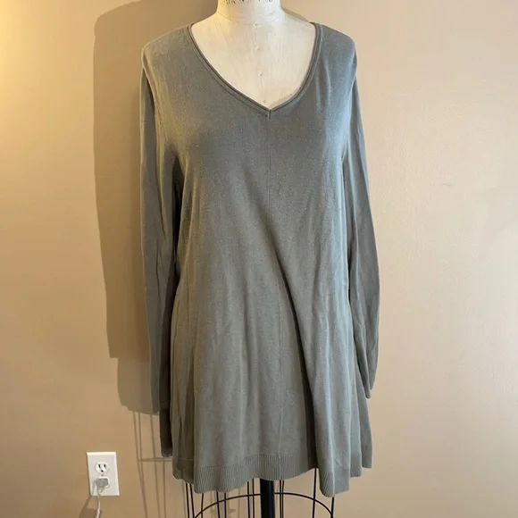 Chico’s sage green v-neck sweater tunic (size 3) - Picture 1 of 8